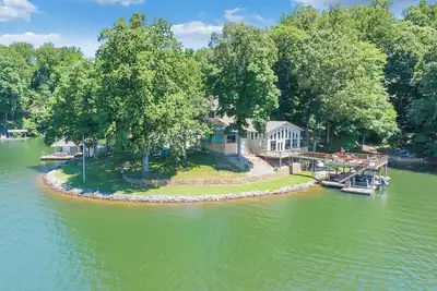Image de Lakefront 600 ft shore with private beach & 28x28 ft deck, 4 King & 3 Twin beds