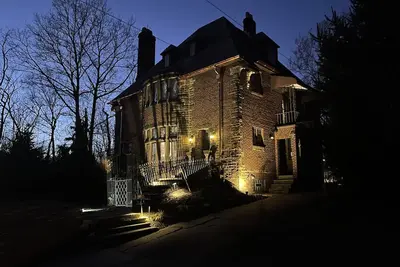 Image de Big Creek Castle Retreat- 5 Br, 1acre next to the Metroparks-5 mi to Cle Airport