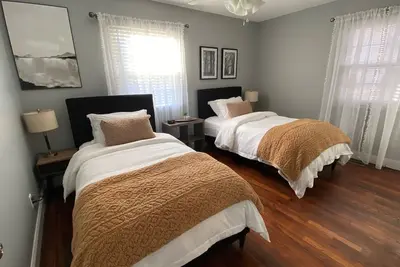 Image de Modern 3b/2b King Bed Saint Charles Il