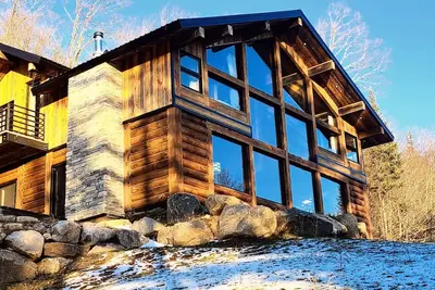 Image de Superbe chalet de luxe perdu dans la forêt, avec spa, foyer et vue sur le lac!