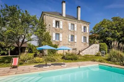 Image de Villa Puymerle – Maison de campagne authentique en Corrèze avec piscine et vue panoramique