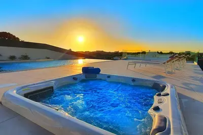 Sunrise Villa by Laranjal Rentals
