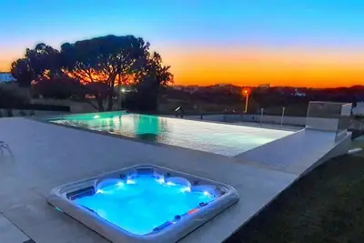 Sky Villa by Laranjal Rentals