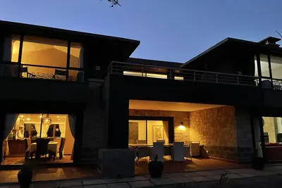 3 mins from Olpejeta Conservancy with stunning Mt. Kenya Views - 4 Br Villa