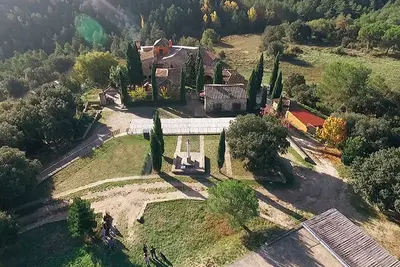 Forteresse médiévale hôtel dans la forêt