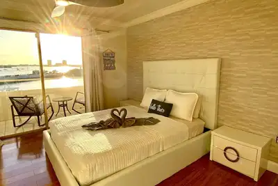 Image de Beautiful remodeled waterfront apartment with pool & free parking. 5min to beach