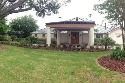 Image de Beautiful False River Home on water w\/ Dock