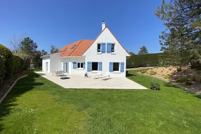 Image de Grande maison baignée de soleil, à quelques minutes du centre et de la plage.