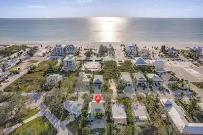 Image de Winter Sale - 1 Block From The Beach - Sleeps 8 - Free Wine!