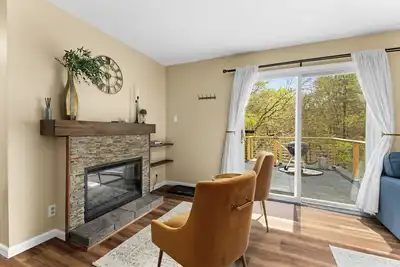 Image de Peaceful Cottage in the Woods w/ City Convenience