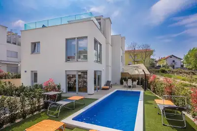 Villa moderne Moderna avec piscine chauffée, bain à remous et sauna