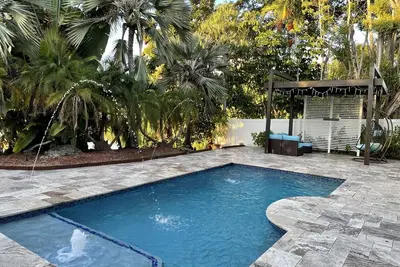 Image de Outstanding Lakefront home centrally located between Miami and Fort. Lauderdale