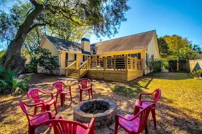 Image de Nature Retreat just minutes to Downtown Charleston & the Beach!