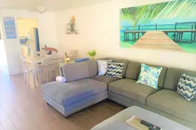 Image de Gorgeous beachy retreat complete with fireplace & private fenced backyard - 212