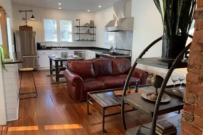 Image de Vintage Modern Synthesis in the Heart of Winston-Salem