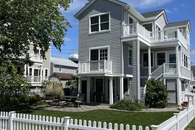 Image de Just Beachy - Updated, Oceanside Home, 3 min walk to the beach, close to it all!