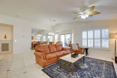 Image de 55 + Gilbert Home w/ Yard, Golf Course On-Site