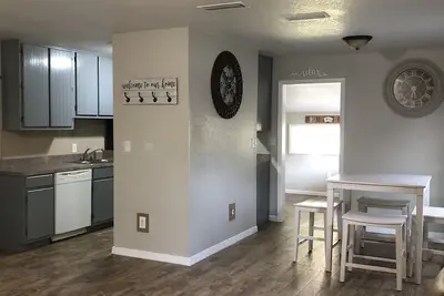 Image de 3. 2 miles to the beaches and Bay, Cute Florida Cottage