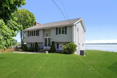 Image de This house is a 3 bedroom(s), 2 bathrooms, located in North Kingstown, Ri.