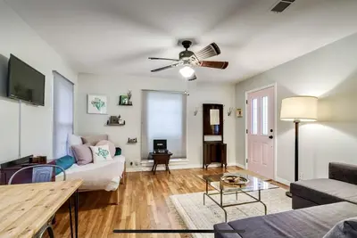 Image de Fort Worth Arts District Bungalow. 2 blocks from Dickies Arena!