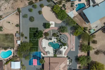 Image de Pickleball, Cornhole, Basketball Court! Tons of space at Paradise Heights Retreat