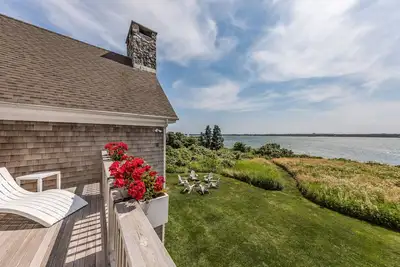Image de Lakefront Sunsets with a pool & spa.