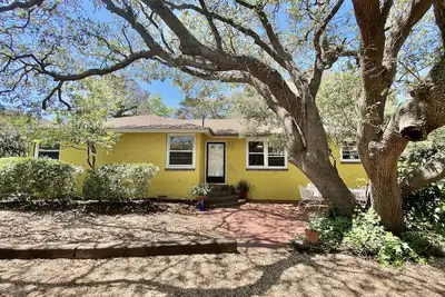 Image de Cozy Beach Bungalow 1 block from the ocean!