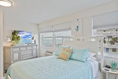 Image de Ocean Views by Day, Star Gazing by Night #441