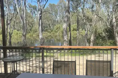 Image de Large home overlooking the Ovens River. Great boating & close to wineries.