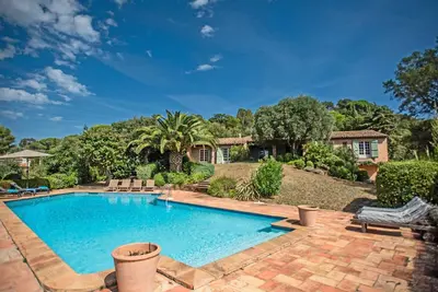 Image de Villa provençale avec piscine et vue sur la mer