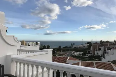 Image de \"Maison de ville avec vue sur la mer\" avec vue sur la montagne, piscine, Wi-Fi, jardin et terrasse.