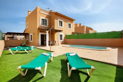 Image de Chalet Villa Paraiso avec vue sur mer, piscine, Wi-Fi et jardin