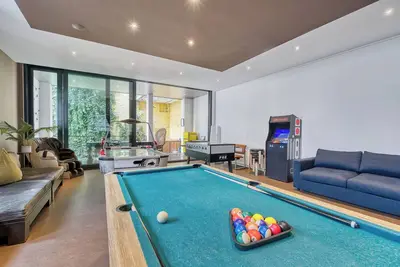 Image de 10\/Comenstay. be\/ 660m2 townhouse GameRoom+Terrace+Jacuzzi+Sauna for groups 35+pp
