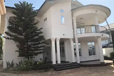 Image de Palatial & Comfy Family Home at East Airport