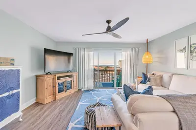 Image de Recently renovated condo with beautiful view in perfect location.