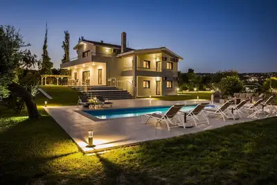 Image de Superb Location Luxury 5 bed villa, pool, sea view, beach \/ restaurants close by