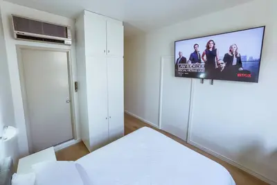 Image de City Studio | Netflix Premium 4k | 65\" Lg Qled Tv | Queen Memory Foam Bed