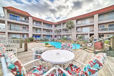 Image de Coastal Condo w/ Dock Access, 2 Miles to Beach!