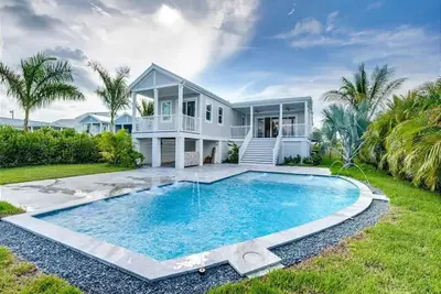 Image de Waterfront Home, Heated Pool - The Seagate Estate