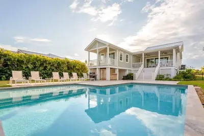 Image de Waterfront Home w/ Pool & Boat Dock - Mirador House