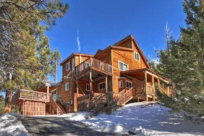 Image de Large custom-built home with private hot tub, pool table, Bbq, spacious kitchen