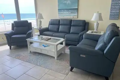 Image de Oceanfront, non-drive beach, heated pool, sport courts, gym