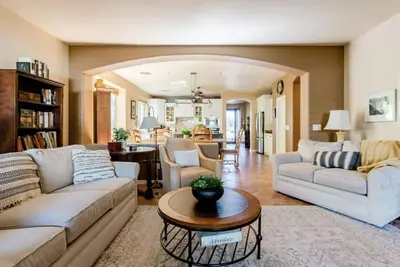 Image de Enjoy a family home away from home. Fire Pit, Bbq, views, trails, community pool!