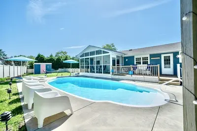 Image de Renovated Cool House / Private Heated Pool / Short Walk to Beach / Sleeps 10