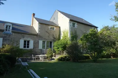 Image de Moulin plein de charme en bordure de rivière avec une île