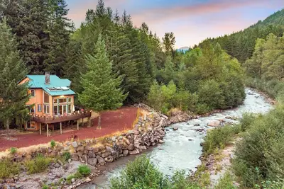Image de Riverfront-Mt. Hood-Hot Tub on 2 Acres! Get Ready for an Epic Snow Season! Large Mountain Chalet in Mt. Hood National Forest! ! 4br\/ 2. 5Ba ** Pet-Friendly** Family Friendly**