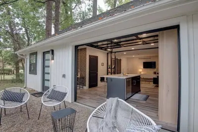 Image de Guest house · Ultra Modern open w/retractable glass garage door