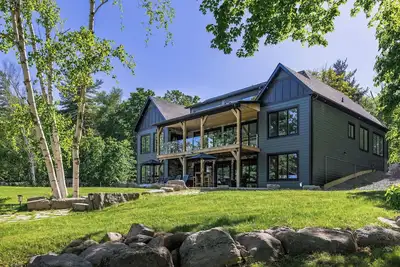 Image de Buckhorn Blue-Waterfront Luxury Cottage-5 bdrm-Hot Tub, Rec Room, Beach Area. . . .