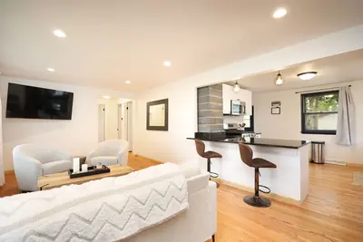 Image de Beautiful newly remodeled house. 5 miles to Lambeau/Resch center. (Pet Friendly)