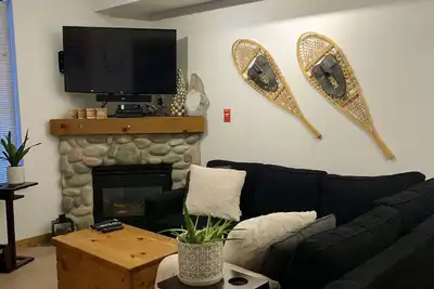 Image de Ground floor Creekside Condo with direct trail access - Pet Friendly!